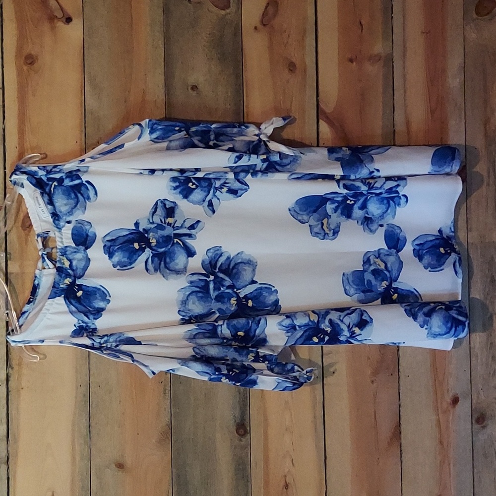 NWOT Beautiful cold sholder dress